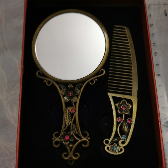 Stunning vintage Mirror and comb set. New - Picture 2 of 4
